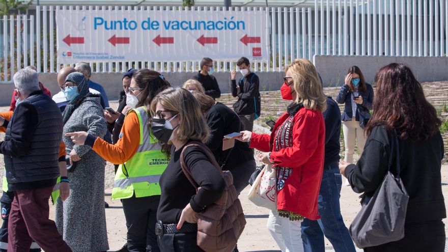 Cola en el hospital Enfermera Isabel Zendal para la vacunación, en mayo de 2021.