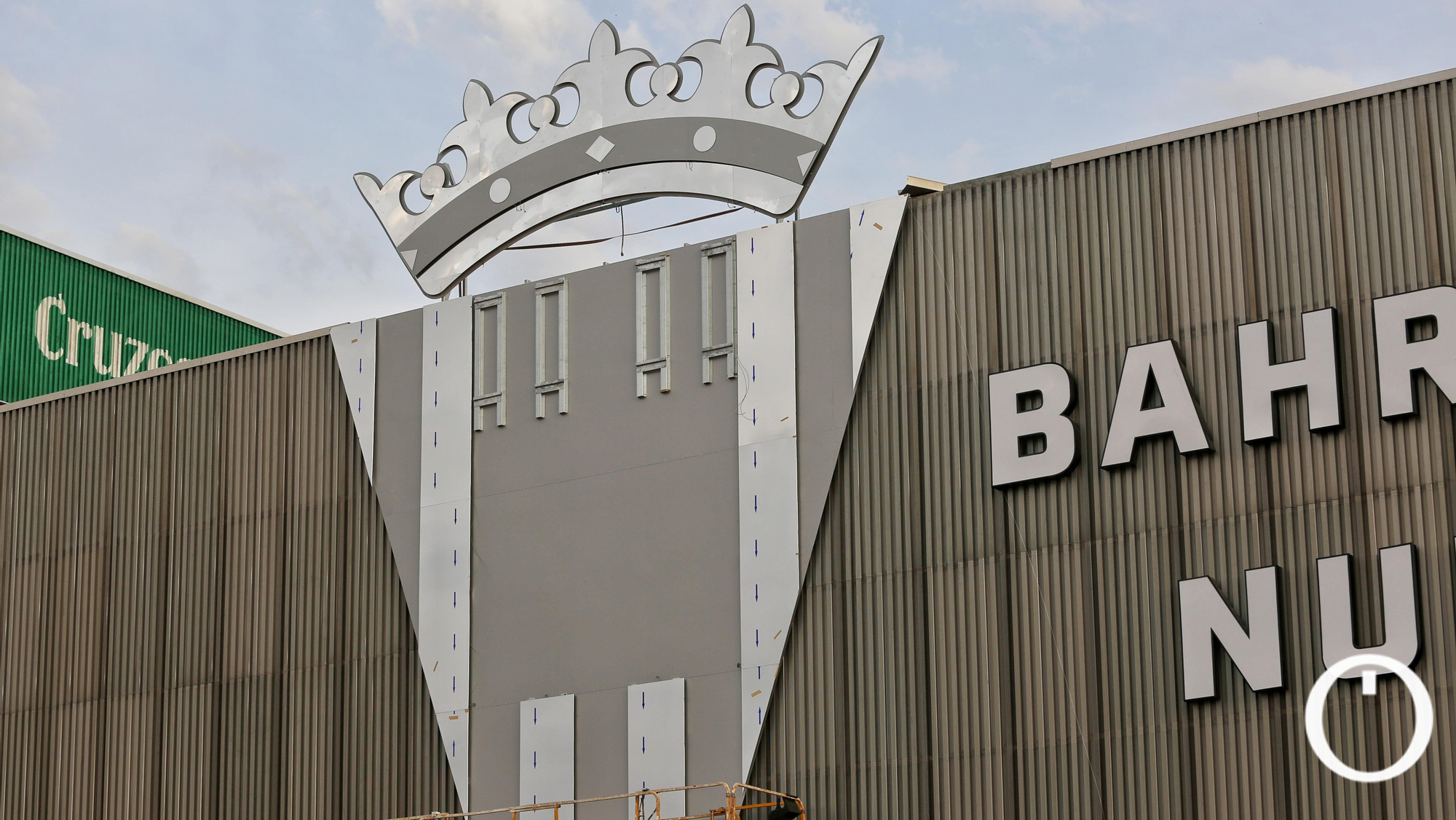 Escudo del Córdoba CF en el luminoso de fondo norte