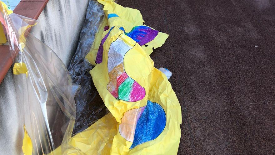 Pancarta en defensa del carril bici en el centro Barriomar 74 vandalizada