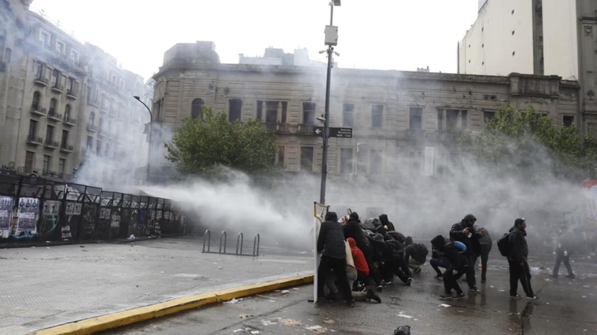 Las fuerzas de seguridad reprimieron con gases lacrimógenos, balas de goma y bastonazos