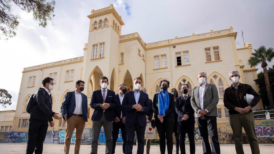 Foto de la comitiva durante la visita al futuro Museo Rodin de Tenerife
