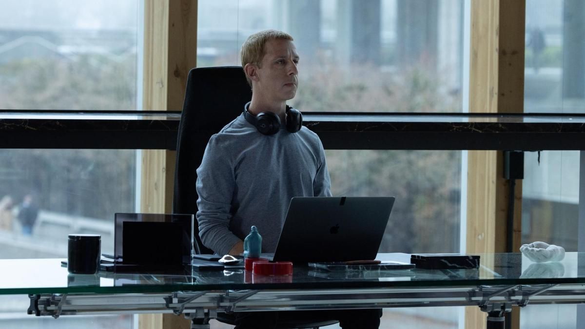 Jeremy Strong como Mark Zuckerberg en 'El precio de la red'.