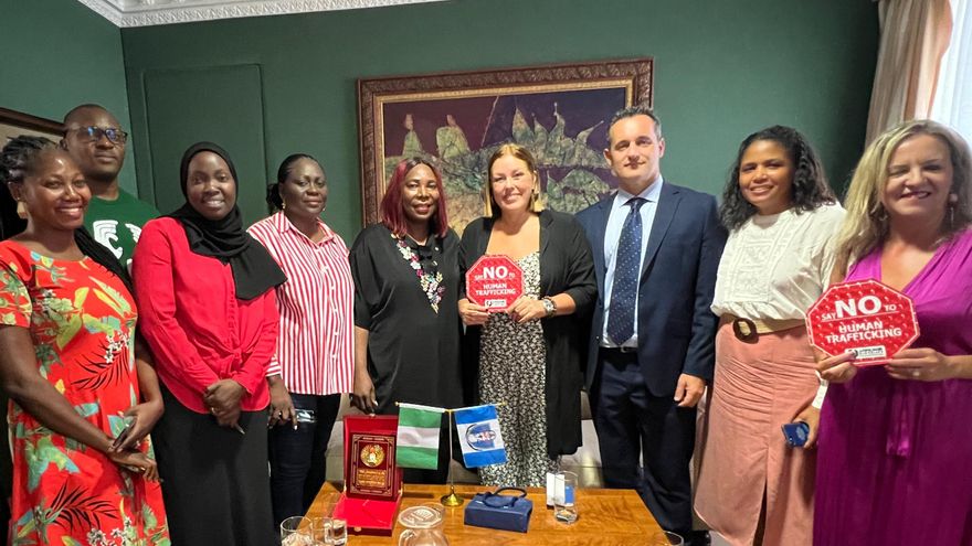 La presidenta del Parlamento de Canarias, Astrid Pérez (c), en una reunión con representantes del proyecto  A-TIPSOM (Acción contra la Trata de Personas y el Tráfico Ilícito de Migrantes)