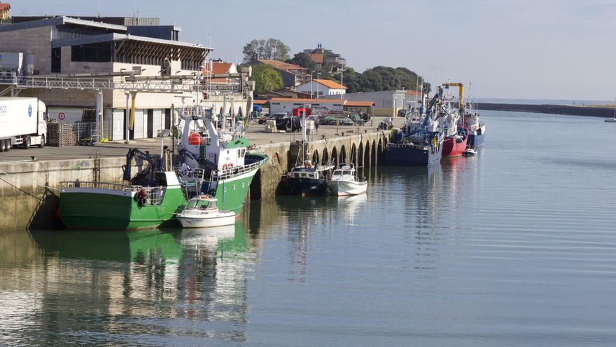 Barcos de pesca junto a la Cofradía de Pescadores de San Vicente de La Barquera.