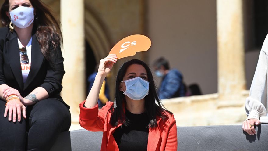 La líder de Ciudadanos, Inés Arrimadas participa en el acto electoral del candidato del partido a la Comunidad de Madrid, Edmundo Bal (no en la imagen) celebrado en la plaza Mayor de El Molar, Madrid este domingo. EFE/ Fernando Villar