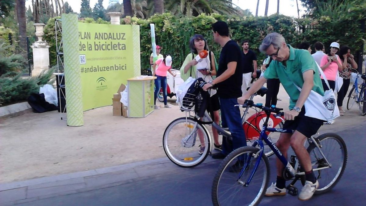 El Sindicato de la Policía Local y A Contramano acuerdan impulsar la "unidad ciclista" y el reciclaje de bicis