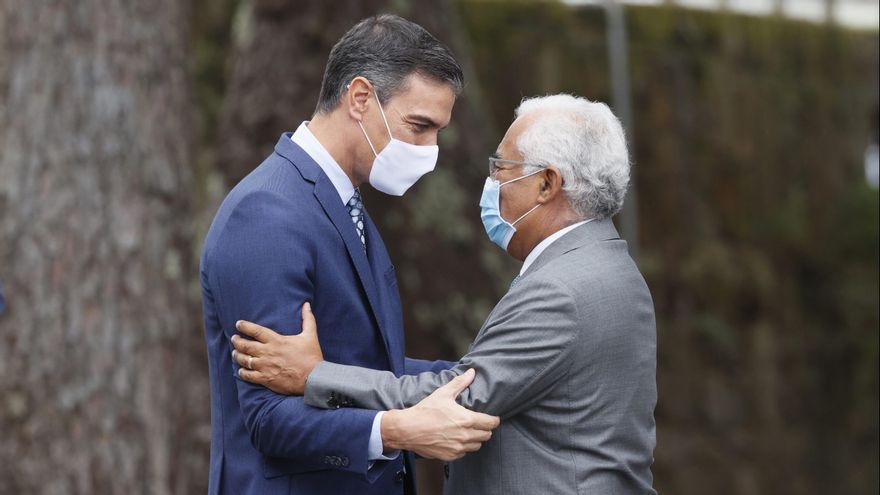 Sánchez y Costa se saludan en una cumbre bilateral.