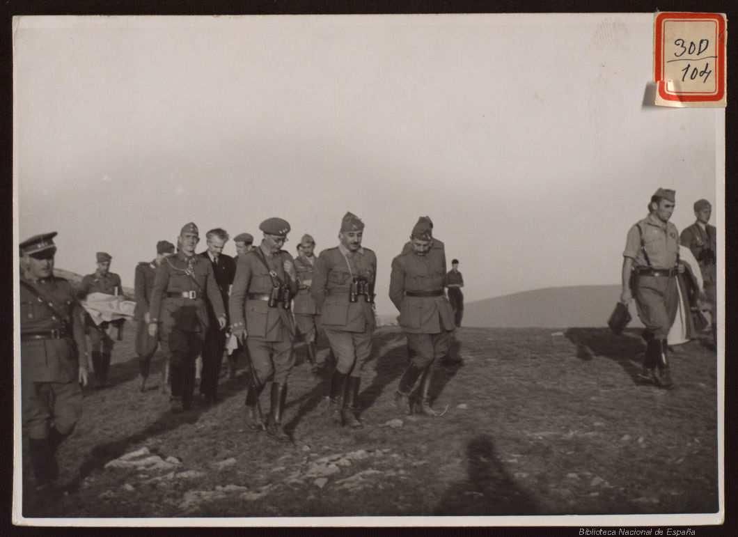 Generales Franco y Dávila, junto a otros oficiales. 18 de agosto de 1937. Reinosa