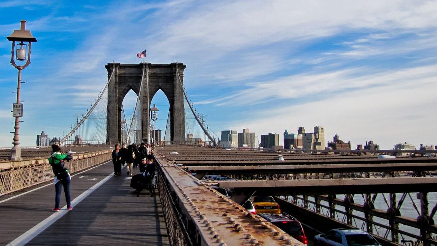 Sendero peatonal en Brooklyn Bridge.