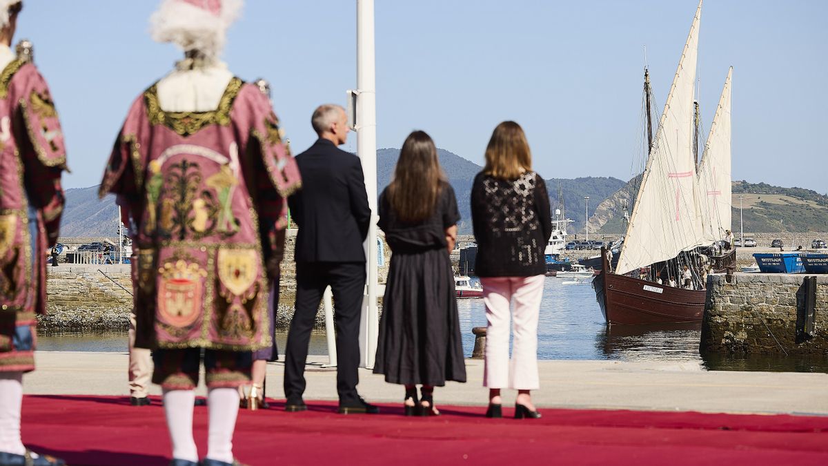 Las autoridades, esperando al desembarco