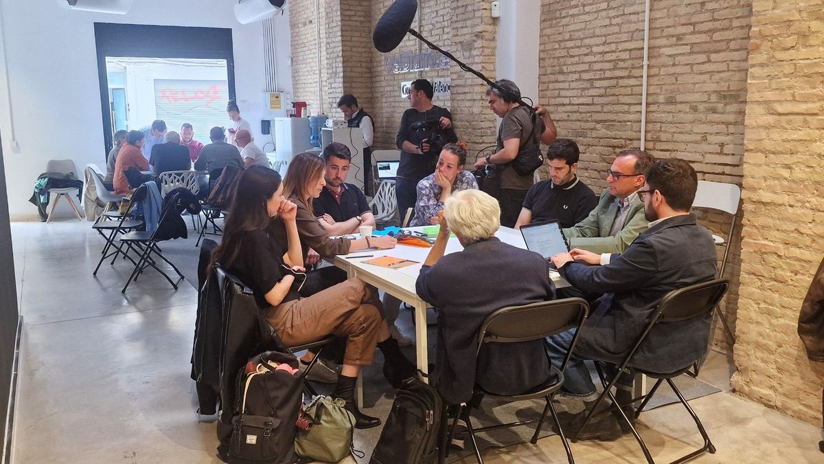 Reunió de 'focus group' a la redacció d'elDiario.es a València.