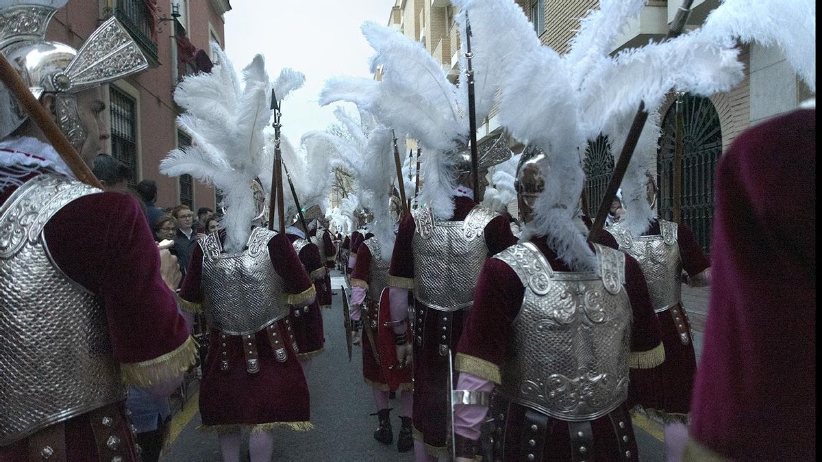 "Los Armaos de La Macarena" sí han hecho un recorrido de visitas. En la imagen, por Escuelas Pías camino de su visita a Las Hermanitas de los pobres