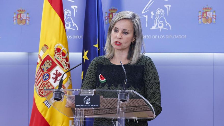 La portavoz de Sumar, Verónica Martínez, en rueda de prensa ofrecida este martes en el Congreso, en el marco de las reuniones de la Mesa y la Junta de Portavoces.