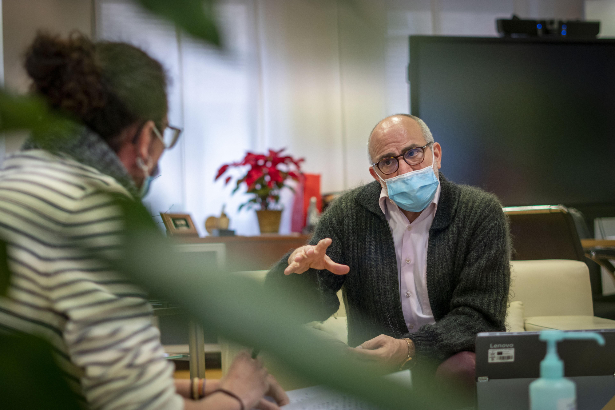 Miguel Rodríguez atiende a elDiario.es en su despacho.