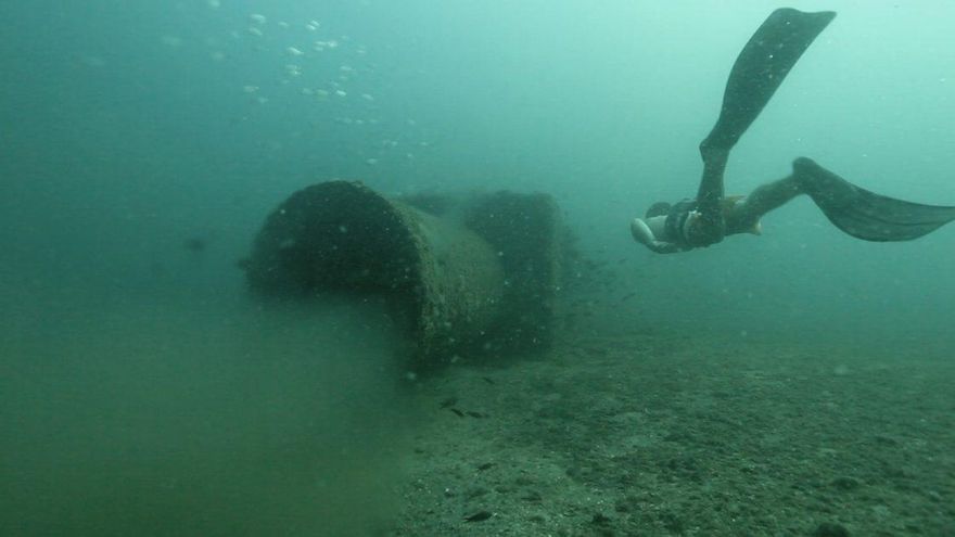 Los vertidos tóxicos, el urbanismo y los plásticos tejen una red de puntos negros en las playas españolas