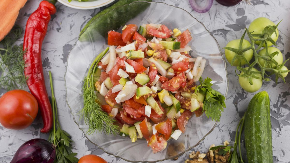 La panzanella toscana es toda una receta italiana de aprovechamiento 