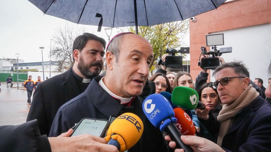 El obispo de Córdoba, Jesús Fernández, en declaraciones a los medios antes de presidir la misa funeral en memoria de las víctimas del accidente ferroviario de Adamuz (Córdoba).