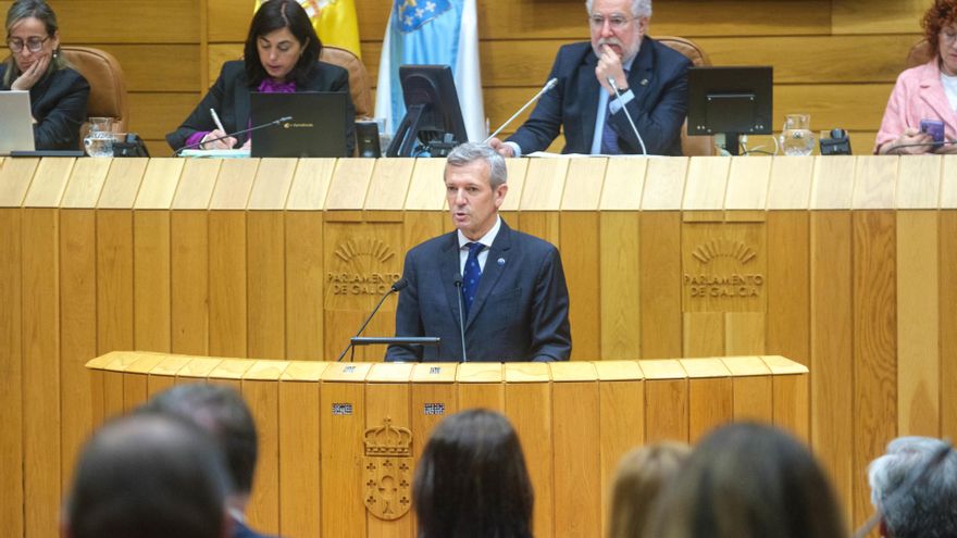 El presidente de la Xunta de Galicia, Alfonso Rueda, interviene durante el debate sobre el Estado de la Autonomía, a 23 de abril de 2025, en Santiago de Compostela, A Coruña, Galicia (España).