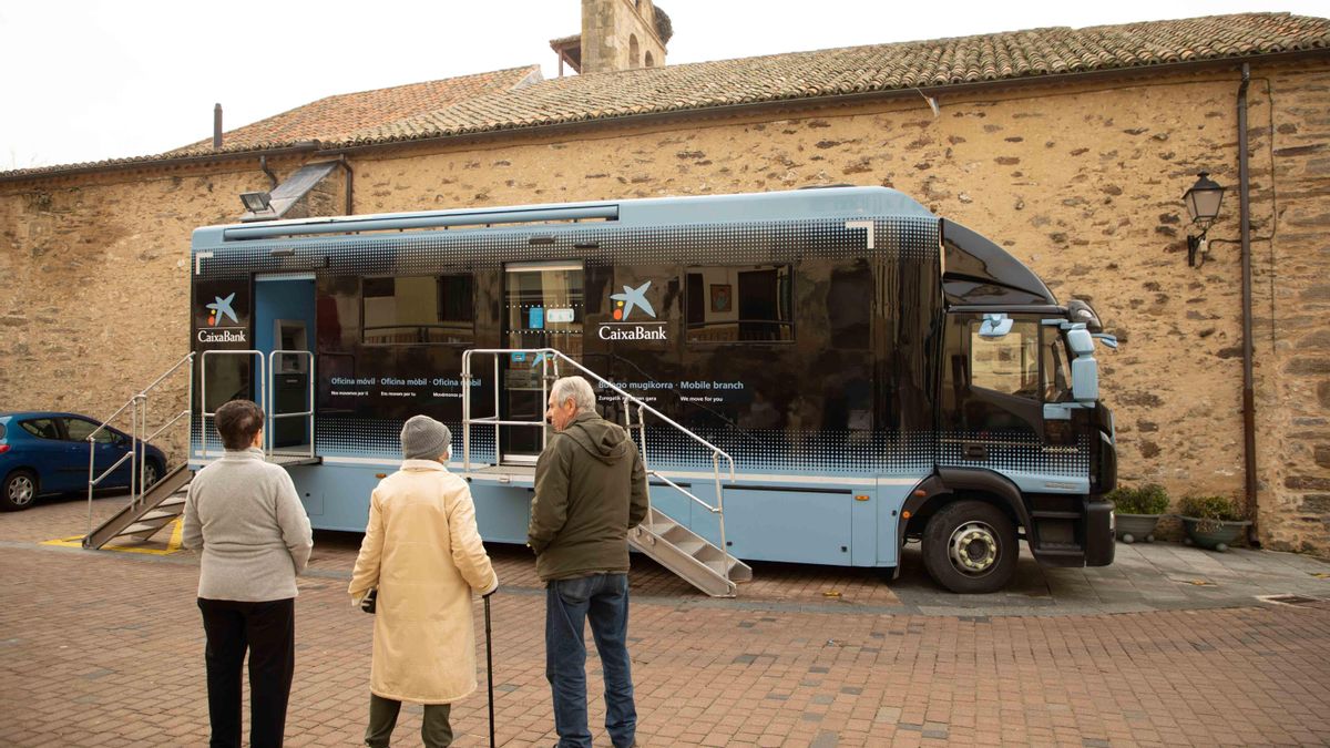El dinero público que sirve para maquillar la falta de accesibilidad bancaria en León