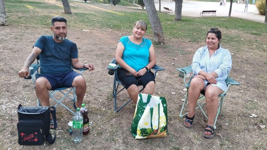 De izda a derecha, Jerson, Palmira y Carmen, en el parque San Isidro de Madrid.