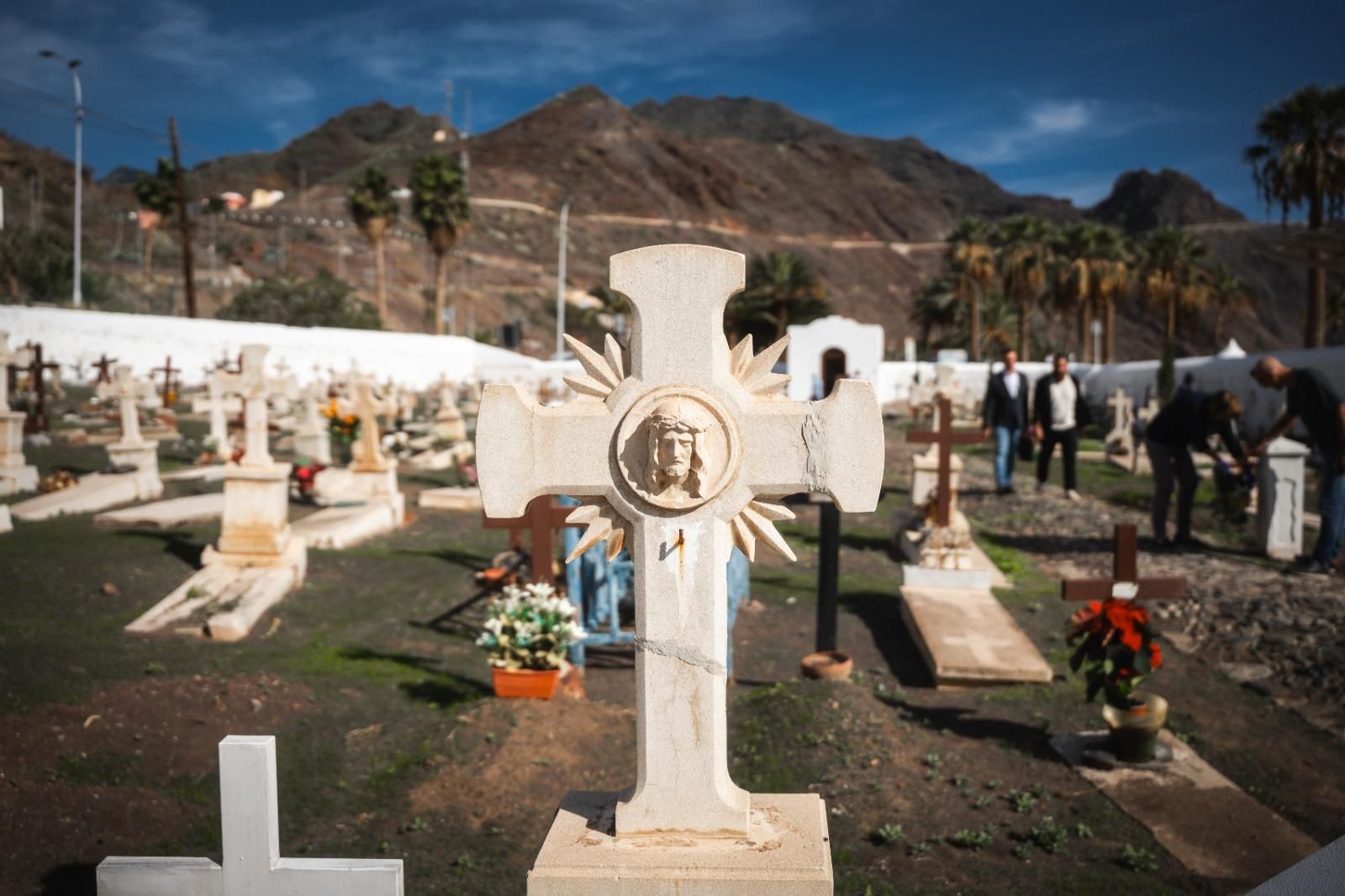 Primer plano de una tumba, con las montañas del macizo de Anaga al fondo.