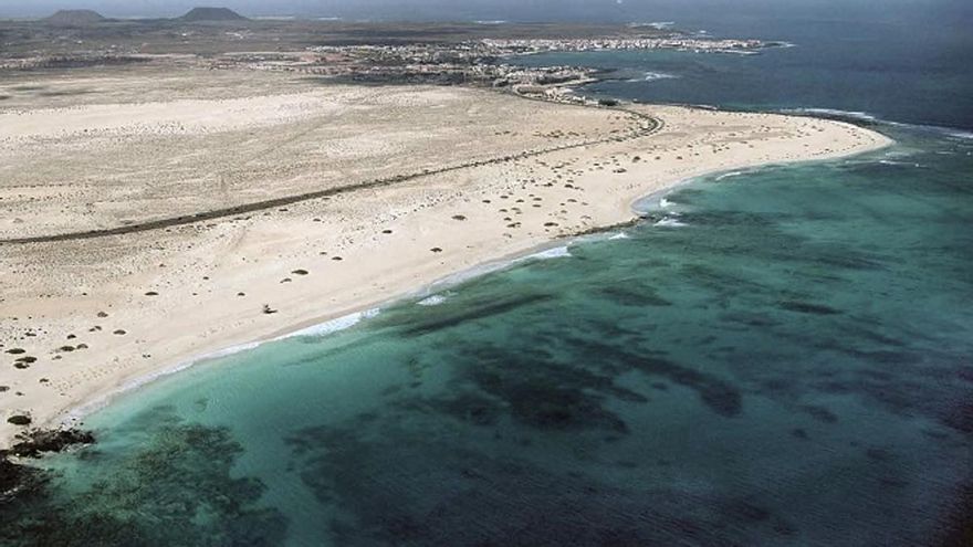 Playas de Corralejo, con el pueblo al fondo