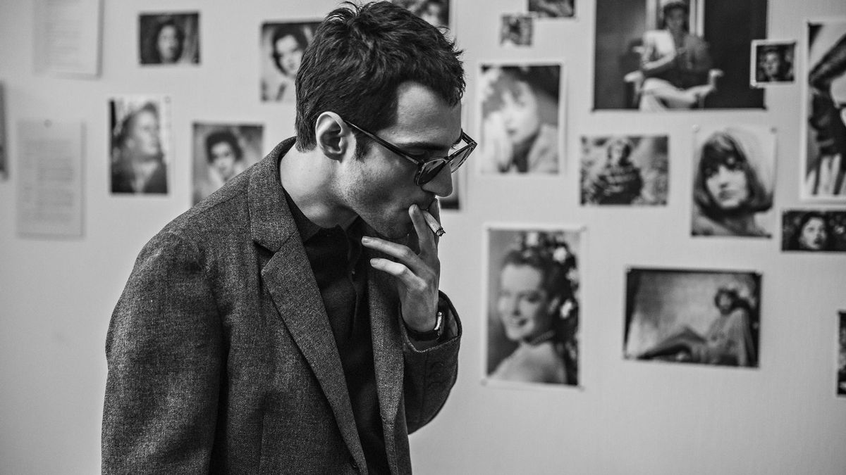 Godard (Guillaume Marbeck), cigarrillos, mujeres y cine en Nouvelle Vague