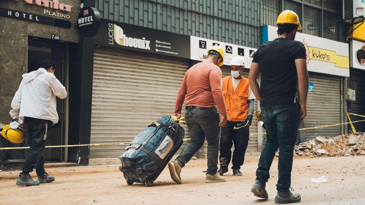 Un padre camina por las calles de Pereira con la maleta de su hijo, fallecido como consecuencia del seísmo.