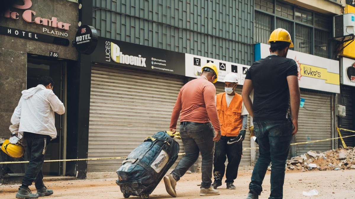 Un padre camina por las calles de Pereira con la maleta de su hijo, fallecido como consecuencia del seísmo.