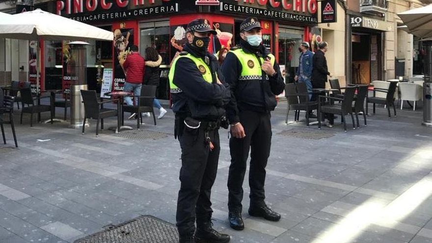 60 de las 92 mejores notas de las oposiciones a la Policía de Alicante son de aspirantes con alguna relación con el Ayuntamiento