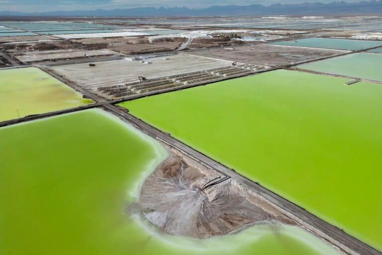 La salmuera se evapora en piletas en las instalaciones de la planta de extracción de litio de la empresa SQM Lithium, cerca de Peine, Chile, el martes 18 de abril de 2023. Foto: cortesía AP Photo/Rodrigo Abd