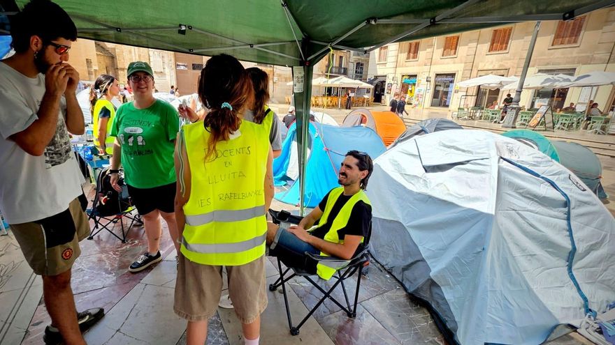 Dentro de la acampada de docentes en València: “No para de acercarse gente”