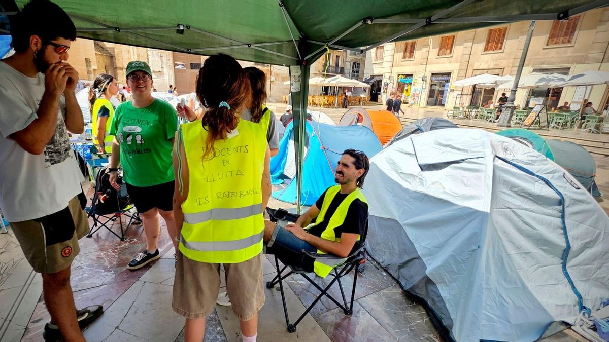 Docentes acampados en la plaza de la Virgen de València preparan las actividades de la tarde.