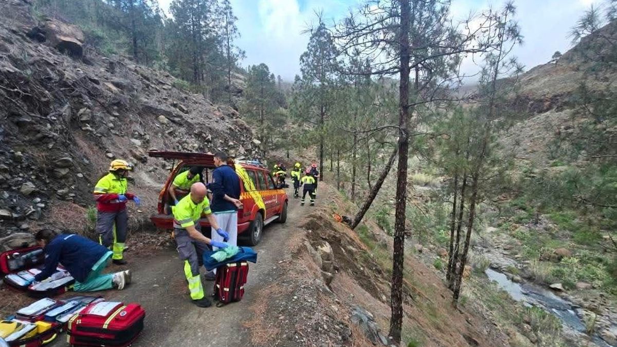 Efectivos de Emergencias, en el lugar del accidente este domingo en Gran Canaria.