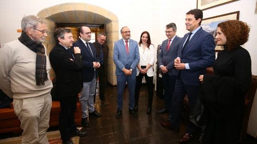 César Sánchez / ICAL El consejero de la Presidencia de la Junta, Ángel Ibáñez (2D), junto a los diferentes portavoces en el Ayuntamiento de Ponferrada, durante su visita a la institución.