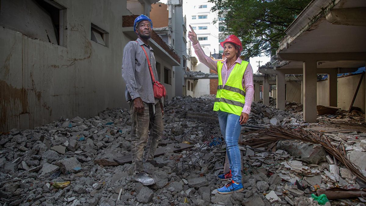 Elsa Gómez,  emprendedora dominicana de Banco Adopem (FMBBVA) con uno de sus empleados