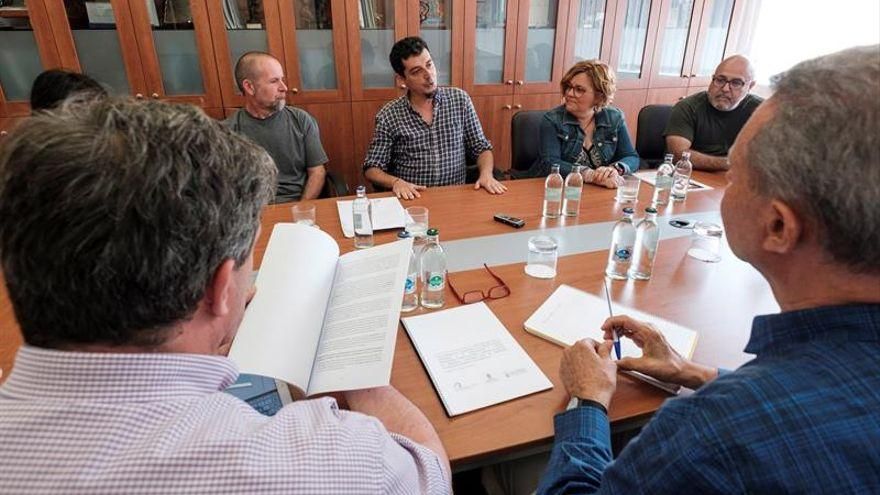 El concejal Javier Doreste, miembros de la comisión técnica para estudiar la exhumación de la fosa de Vegueta, familiares de los fusilados y Marino Alduán, por el Cabildo de Gran Canaria. (EFE).