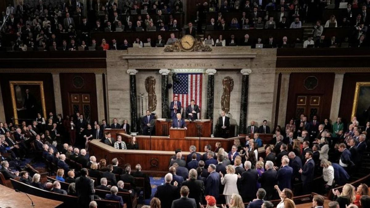 Trump, días atrás en el Capitolio, con la prensa arriba suyo.