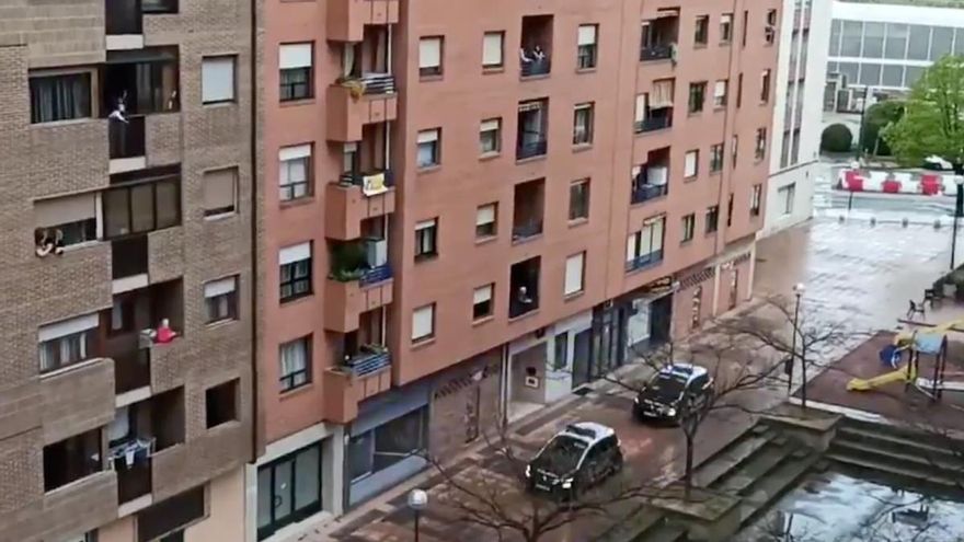 La Policía canta el cumpleaños feliz a un vecino de Logroño