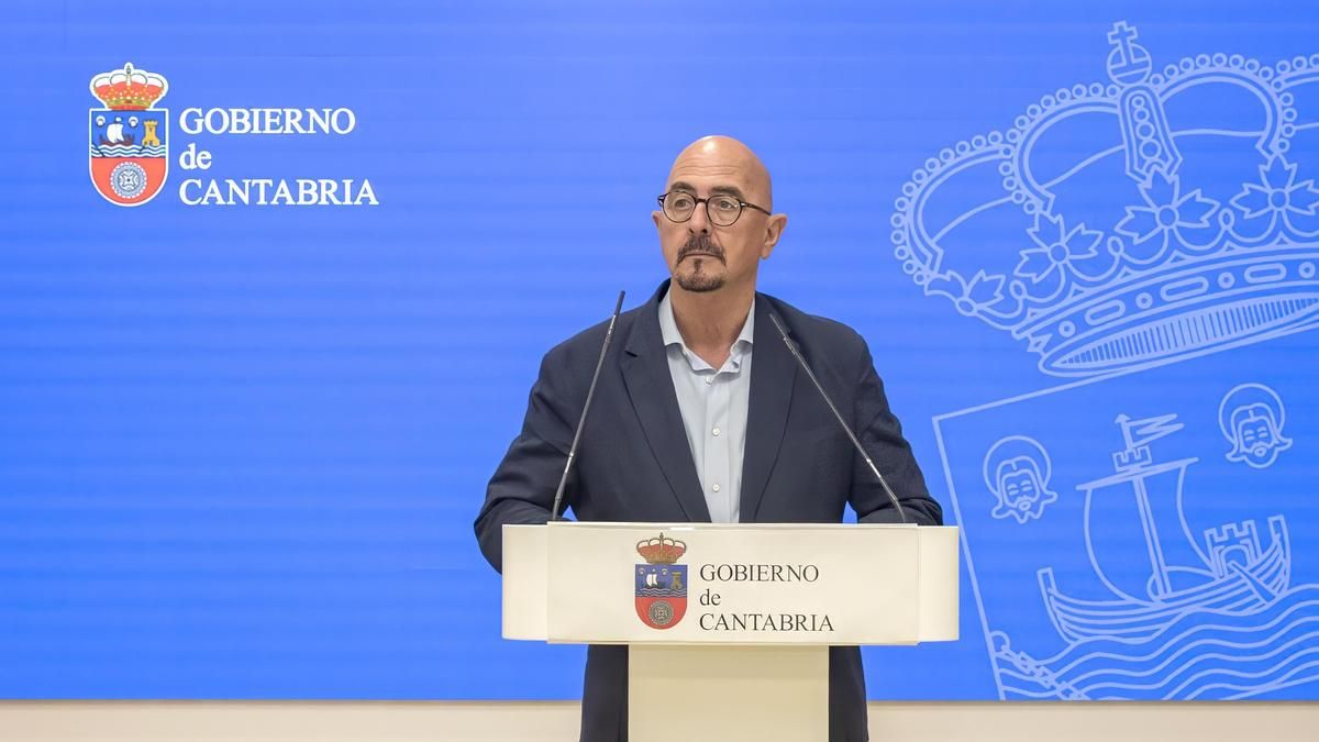 Pascual dice que no hay "ningún" consultorio cerrado en Cantabria y que se han contratado 9 médicos y 60 enfermeras para atención primaria