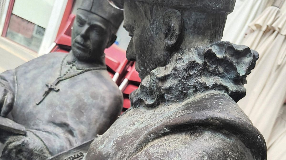 Escultura a tamaño natural de los Hermanos Argensola instalada hace unos meses en la plaza del Mercado de Barbastro, donde se construye la nueva biblioteca, con ayuda de fondos europeos, en el antiguo edificio de Almacenes San Pedro, luego Simeón.