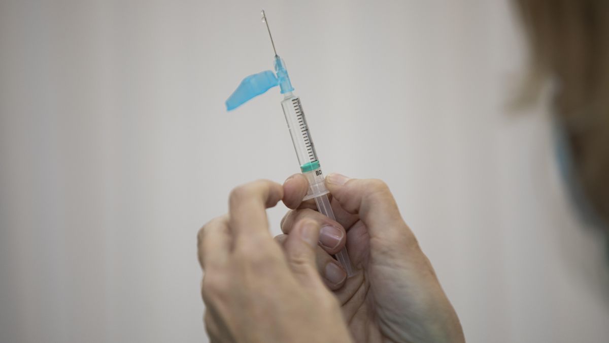 Archivo - Una sanitaria sostiene una dosis de la vacuna de Pfizer contra el coronavirus.