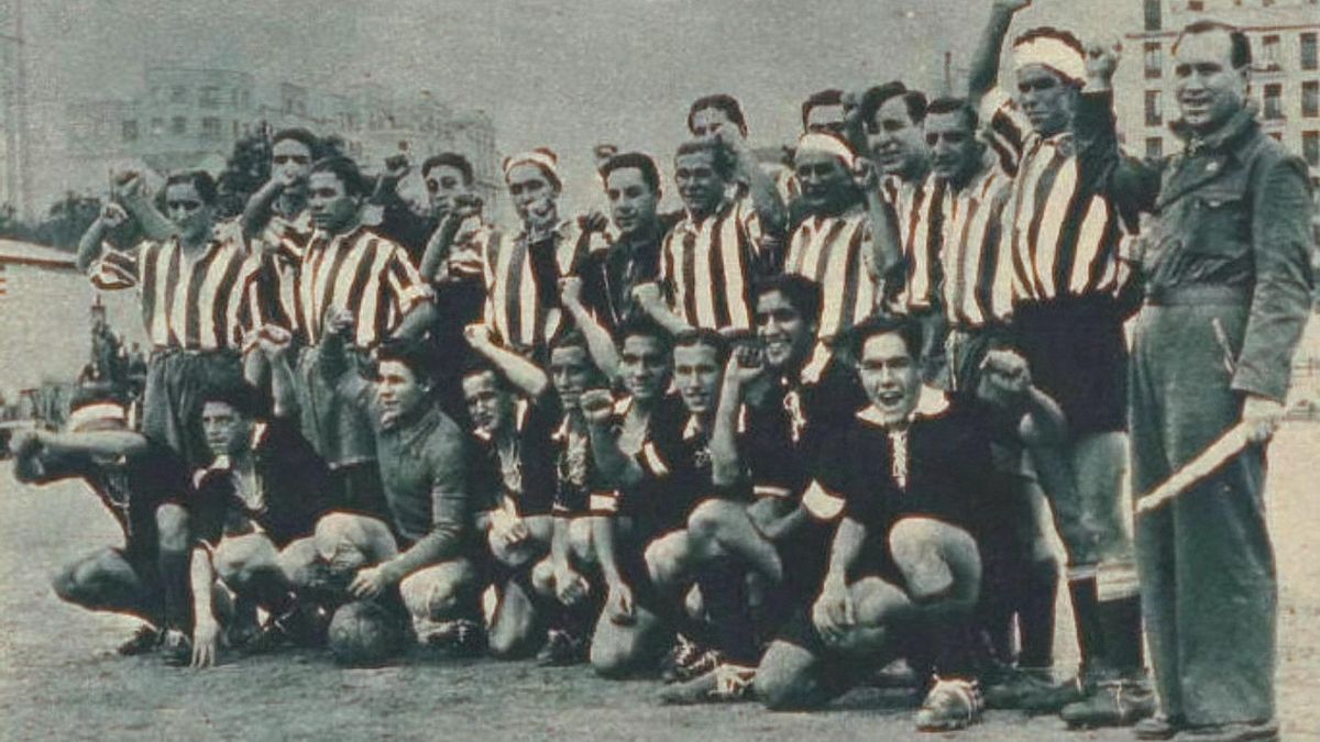 Jugadores del Athletic Club de Madrid con el puño en alto durante un partido en octubre de 1936