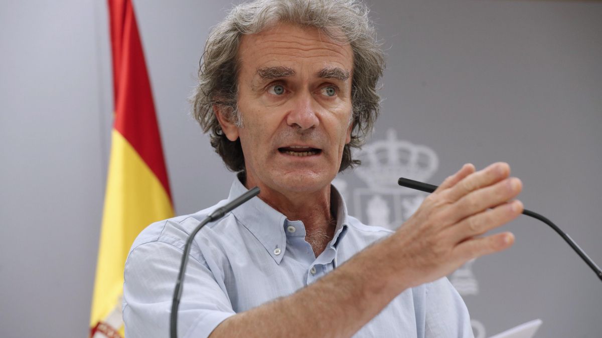 El director del Centro de Coordinación de Alertas y Emergencias Sanitarias, Fernando Simón, informa este jueves en rueda de prensa de la evolución de la pandemia de coronavirus en España. EFE/Kiko Huesca