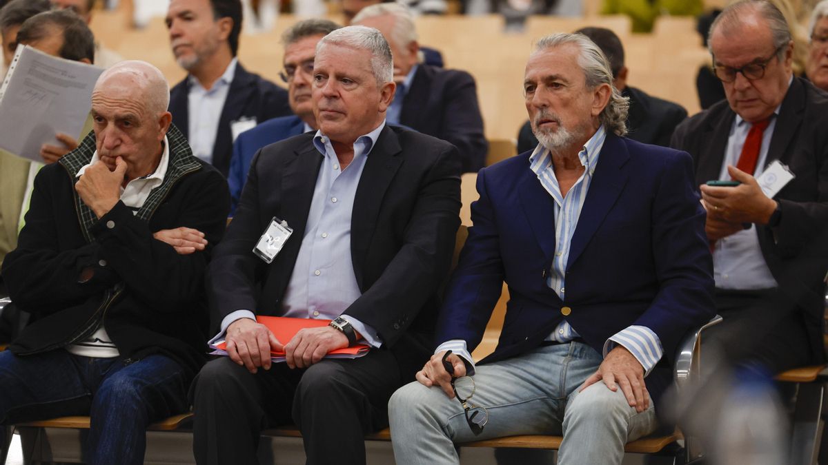 Francisco Correa (d), líder de la trama de corrupción conocida como Caso Gürtel y Pablo Crespo (c), su máximo colaborador, en la Audiencia Nacional. EFE/ Javier Lizon