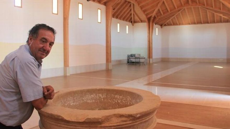 La pila bautismal, de lo poco que sobrevivió el derrumbe de la antigua iglesia. / Carlos J. Domínguez