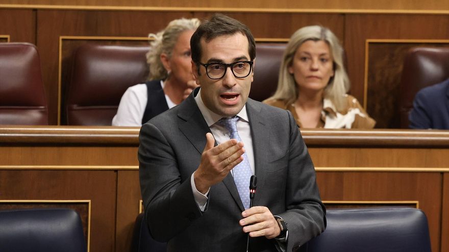 El vicepresidente primero y ministro de Economía, Comercio y Empresa, Carlos Cuerpo, durante una sesión de control al Gobierno, en el Congreso de los Diputados, a 30 de septiembre de 2026, en Madrid (España).