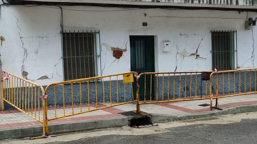 La fachada dañada de una de las casas deterioradas por la línea 7B del metro