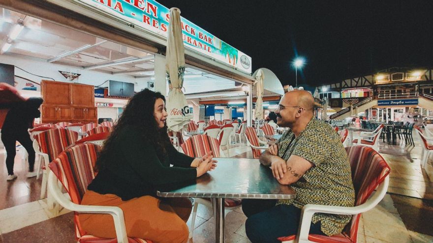 Coré Ruiz y Raquel Herrera, la actriz protagonista, en el centro comercial  CITA, uno de los escenarios de la película