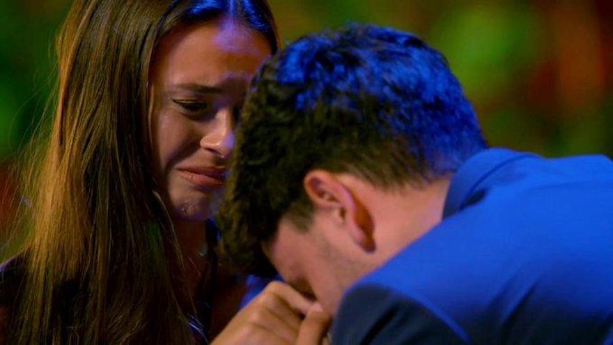 Tania y Samu se derrumban en la hoguera final